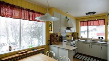 Villa, 6 Bedrooms | Private kitchen | Microwave