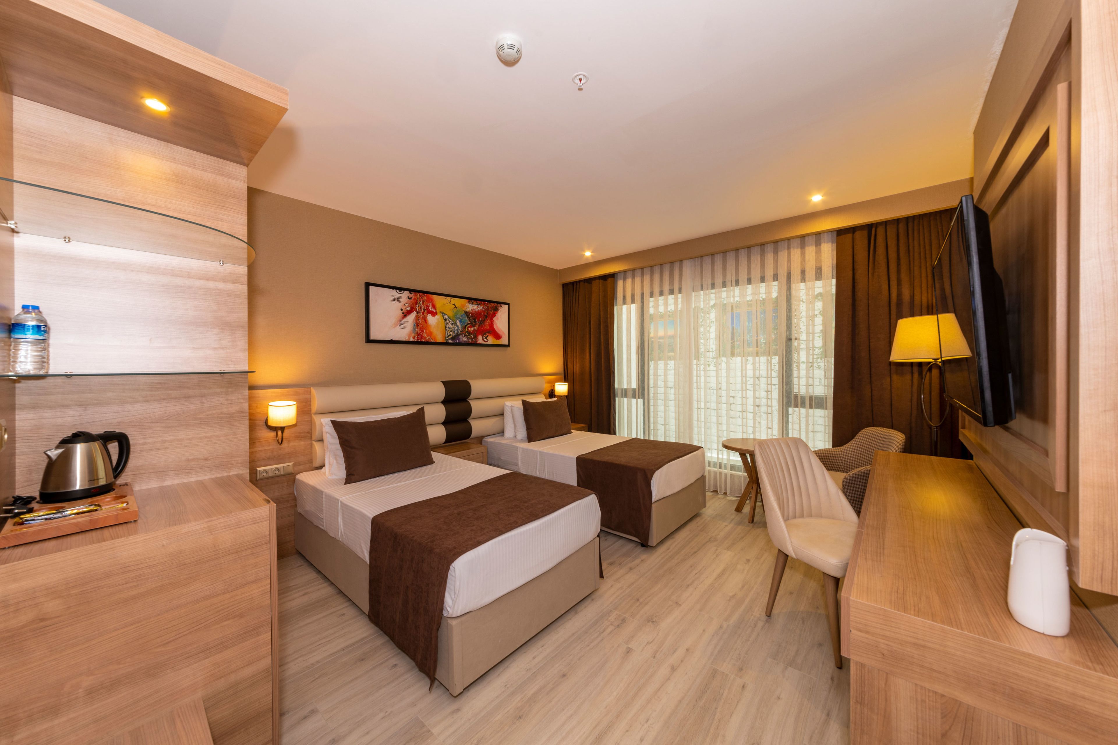 standard room | free minibar, in-room safe, desk, laptop workspace