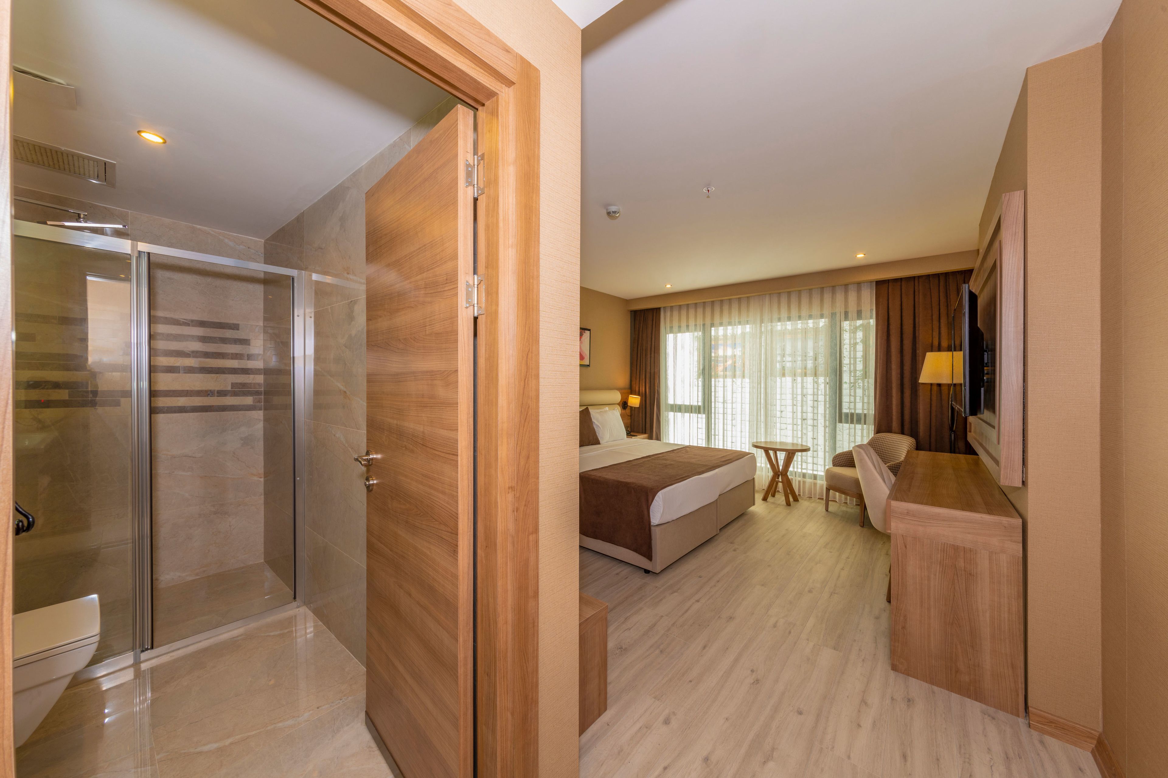 standard room | free minibar, in-room safe, desk, laptop workspace