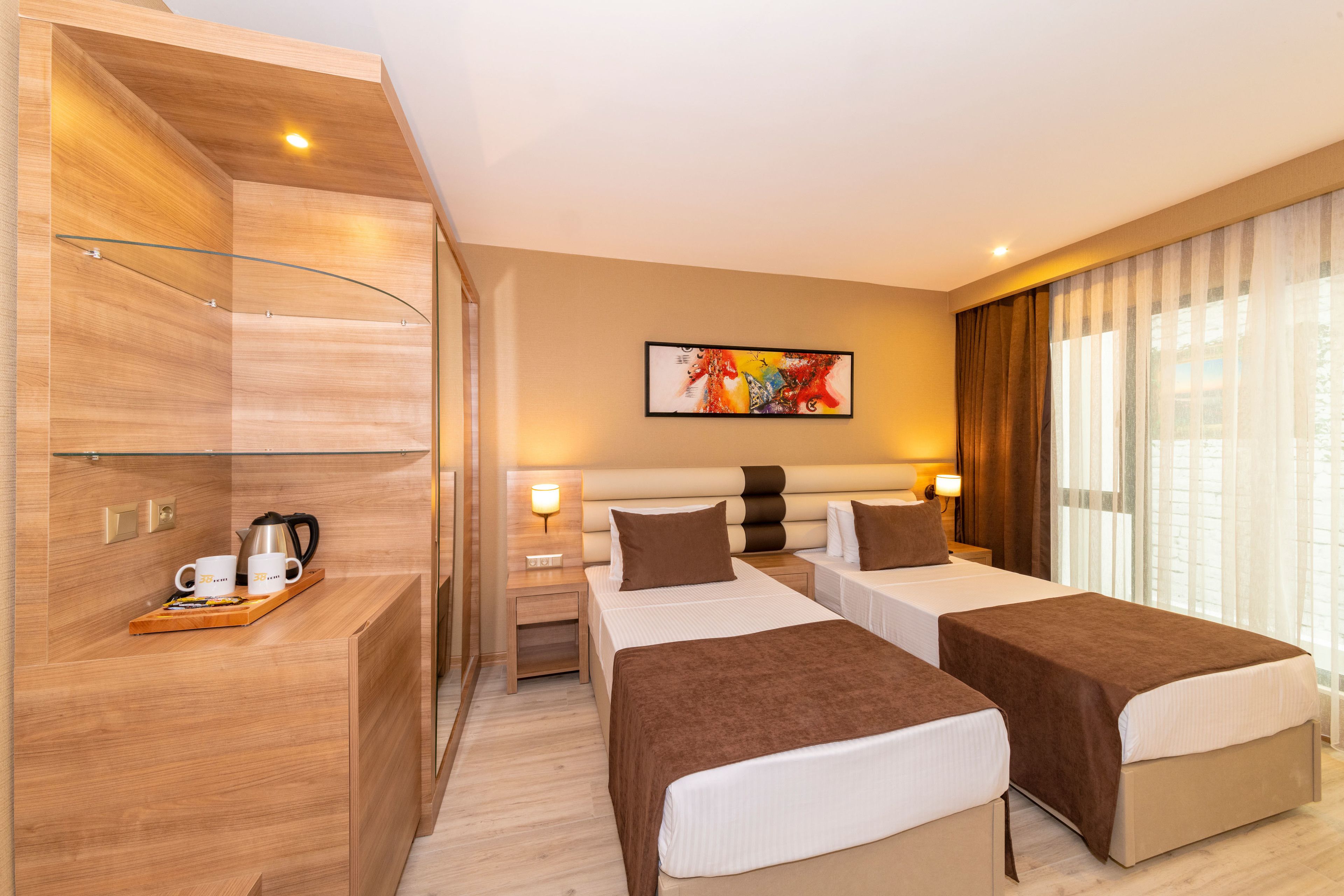 standard room | free minibar, in-room safe, desk, laptop workspace