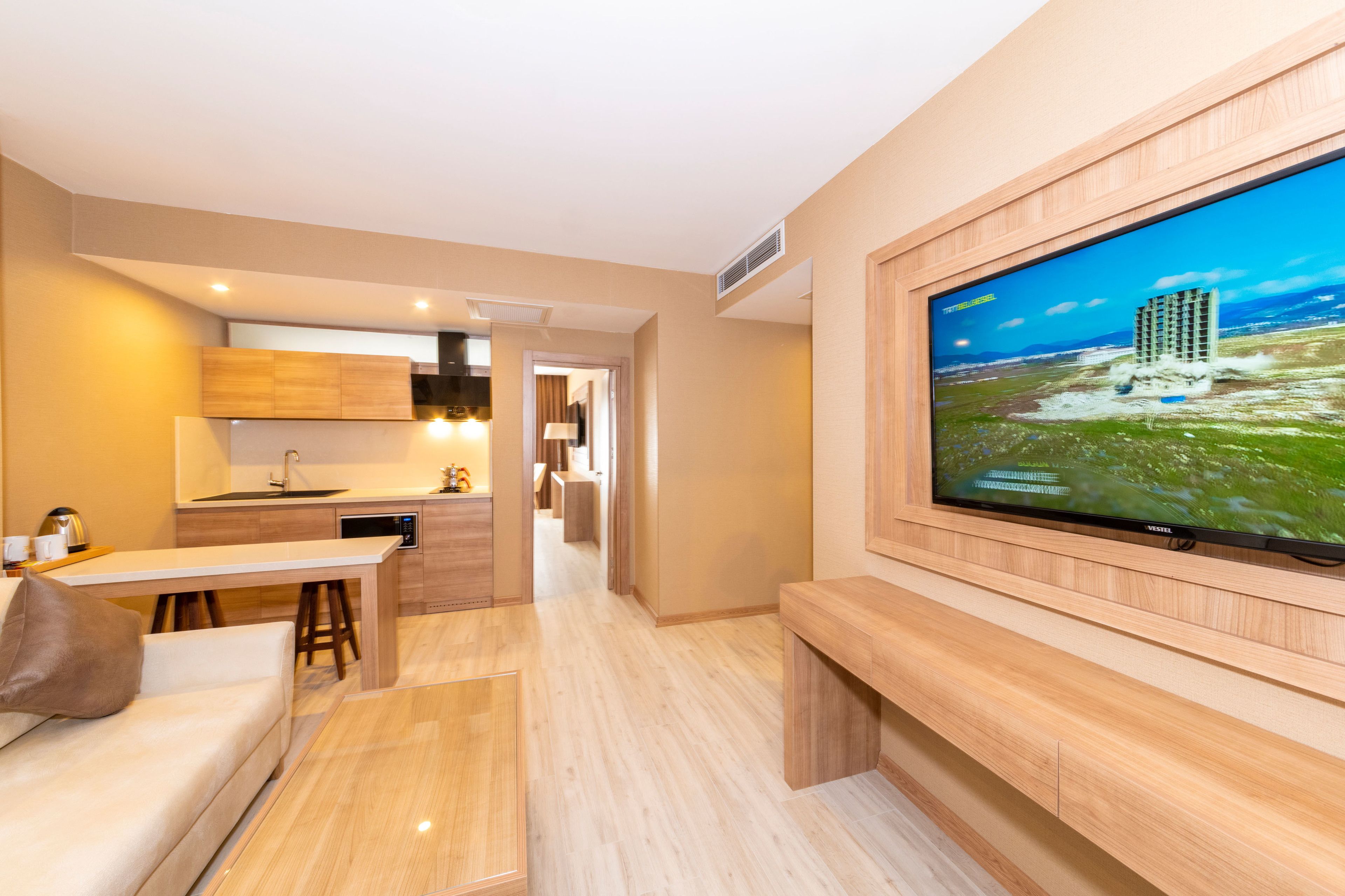 deluxe suite, city view | television