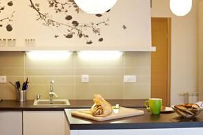 Studio (4 Adults) | Cuisine privée | Réfrigérateur, four à micro-ondes, surface de cuisson