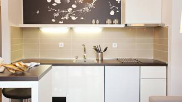 Réfrigérateur, micro-ondes, plaque de cuisson, bouilloire électrique