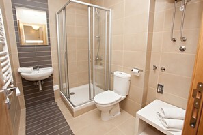 Studio (4 Adults) | Salle de bain | Douche, articles de toilette (gratuits), séchoir à cheveux