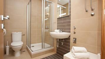 Studio (2 Adults) | Salle de bain | Douche, articles de toilette gratuits, sĂšche-cheveux