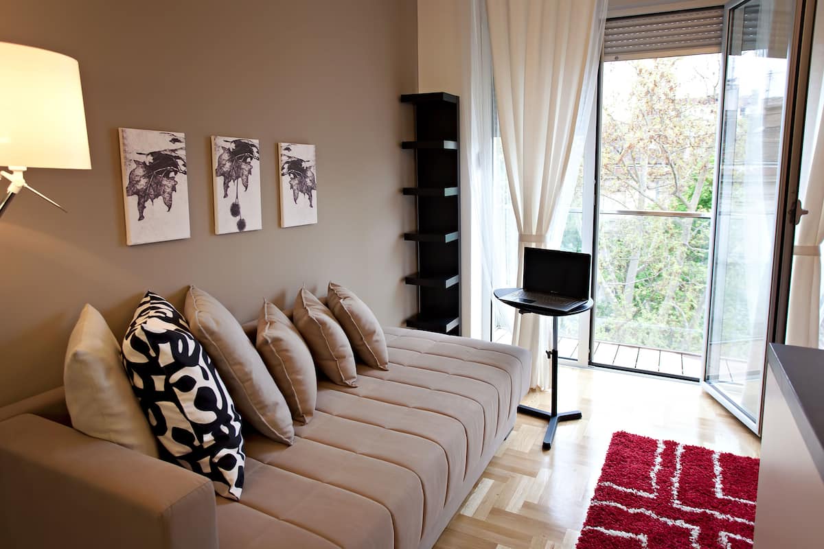 Studio (2 Adults) | Living area