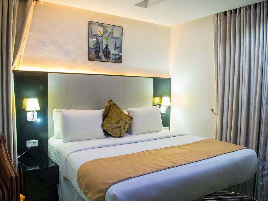 Deluxe Room | 3 bedrooms, minibar, in-room safe, individually furnished
