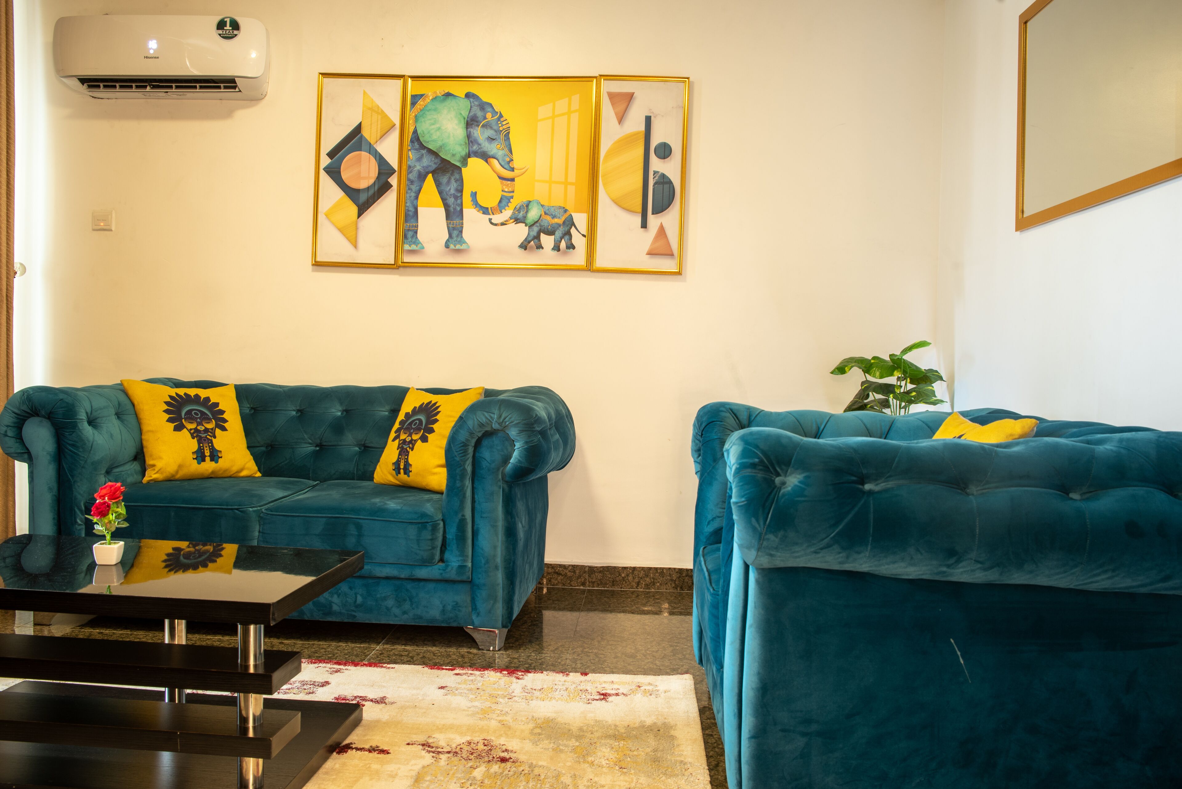 suite | living area | flat-screen tv