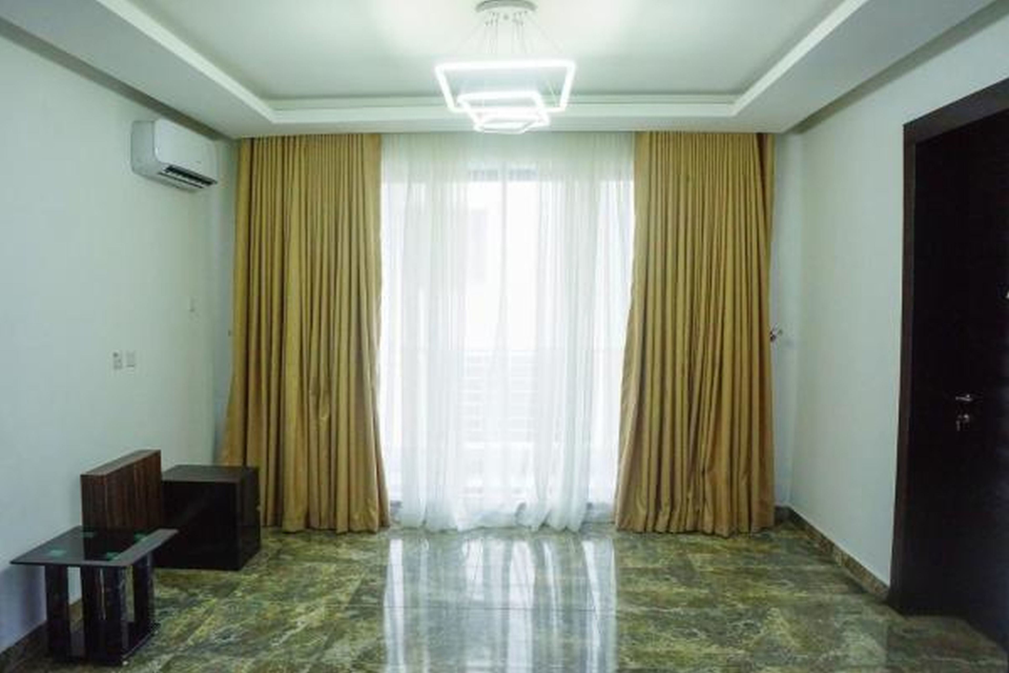 deluxe room | living area | flat-screen tv