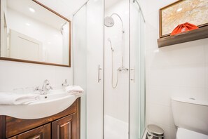 Studio – deluxe | Bad | Toalettartikler (inkludert), hårføner, oppvarmet badegulv og håndklær