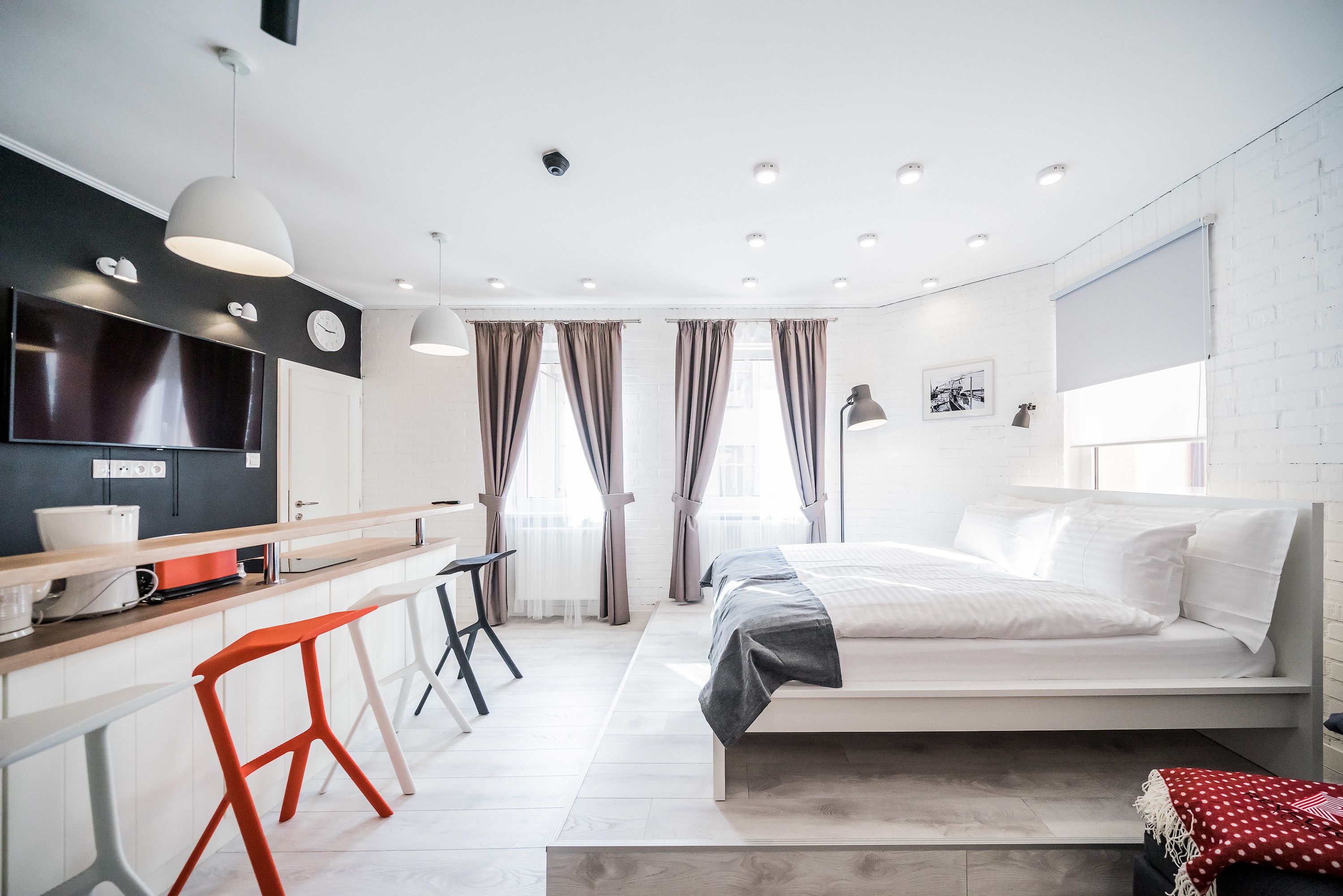 Una camera da letto moderna con un letto, una scrivania e una sedia.