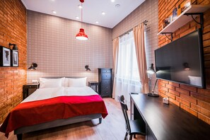 Studio – deluxe | Sengetøy av topp kvalitet, safe på rommet og skrivebord for bærbar PC