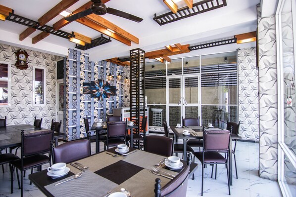 Comfort Double Room, 1 Queen Bed | Shared kitchen | Microwave - Brew Break Inn (Kandy)