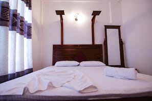 Deluxe-Doppelzimmer, 1 Doppelbett, Hügelblick | 1 Schlafzimmer, individuell dekoriert, kostenloses WLAN