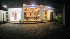 Un restaurante con comedor abierto, una barra y cocina a la vista.