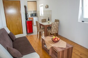 Appartement, Meerdere bedden, uitzicht op bergen | Woonruimte