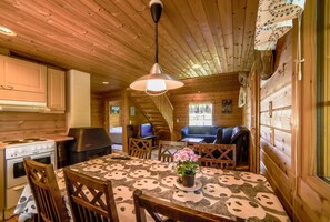 Familien-Ferienhaus, 3 Schlafzimmer, Sauna, Seeseite | Wohnzimmer | Flachbildfernseher