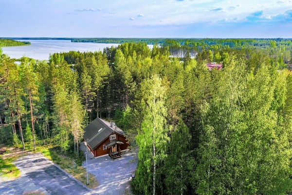 Perhemökki, 3 makuuhuonetta, sauna, järven rannalla