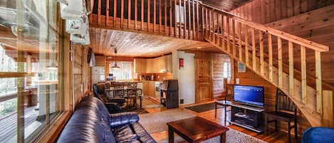 패밀리 코티지, 침실 3개, 사우나, 호숫가 | 거실 | 평면 TV