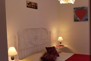 In-room safe, desk, blackout curtains, iron/ironing board - Vesta Domus (Rome)