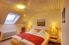 Schreibtisch, Zustellbetten, kostenloses WLAN, Bettwäsche