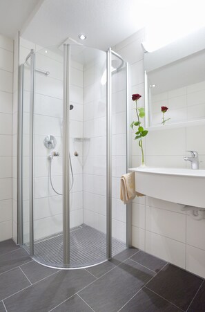 Separate tub and shower, deep soaking tub, hair dryer, towels - Pension Fohrenberg (Wutach)