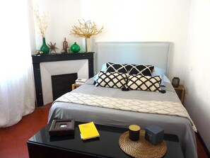 Deluxe Double Room | Desk, soundproofing, free cots/infant beds, free WiFi - La Maison Narbonnaise (Narbonne)