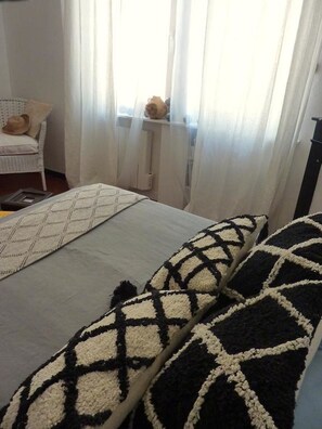 Deluxe Double Room | Desk, soundproofing, free cots/infant beds, free WiFi - La Maison Narbonnaise (Narbonne)