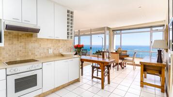 Appartamento Premier, 1 letto queen, vista oceano | Cucina privata | Frigorifero, microonde, forno, piano cottura