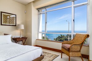 Premier appartement, 1 queensize bed, uitzicht op oceaan | 1 slaapkamer, een bureau, een strijkplank/strijkijzer, reisbedje