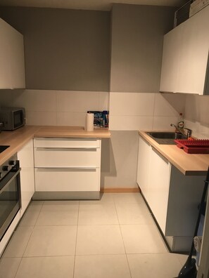 Appartement | Privékeuken | Een koelkast/vriezer, een magnetron, een oven, een kookplaat