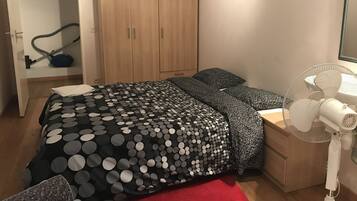 Apartment | Soundproofing, iron/ironing board, rollaway beds, free WiFi