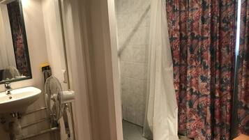 Apartment | Bathroom | Free toiletries, hair dryer, towels
