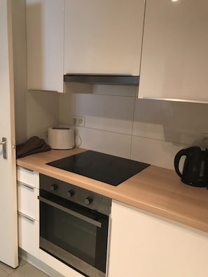 Huoneisto | Yksityinen keittiö | Täysikokoinen jääkaappi, mikroaaltouuni, uuni, liesi