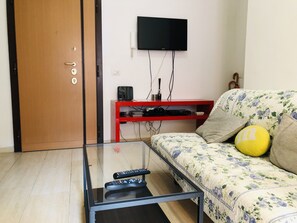 Leilighet – deluxe, 1 soverom, terrasse | Oppholdsrom | TV og filmkjøp