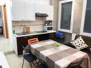 Luxury Apartment, 3 Bedrooms, City View | Dapur peribadi | Sebuah peti sejuk di kawasan bersama 