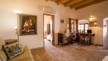 Studio Suite, Shared Kitchen | Living room