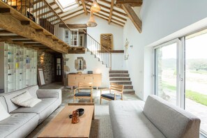 Televisión, reproductor de DVD, tenis de mesa y libros 