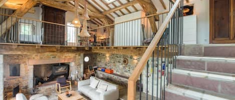 Televisión, reproductor de DVD, mesa de ping pong, libros