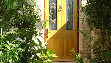 Pintu masuk properti