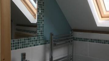 Apartment, Sea View | Bathroom | Combined shower/bathtub, towels