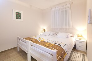 Apartamento conforto, várias camas | Quartos à prova de som, ferros/tábuas de passar roupa, Wi-Fi de cortesia