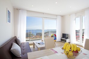 Appartamento Comfort, letti multipli | Pasti in camera