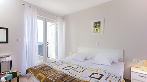 A bedroom with a bed, a desk, and a chair. - Villa Ragusa Palace-Funjestra (Dubrovnik)