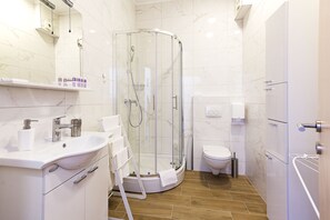 Comfort Apartment, Multiple Beds | Bathroom | Hair dryer, towels - Villa Ragusa Palace-Funjestra (Dubrovnik)