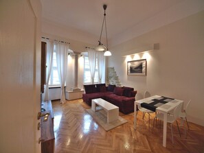 Apartment, Multiple Beds (4) | Individually decorated, individually furnished, iron/ironing board