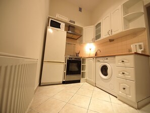 Huoneisto, useita sänkyjä (4) | Yksityinen keittiö | Täysikokoinen jääkaappi, uuni, keittoastiat/astiat/ruokailuvälineet