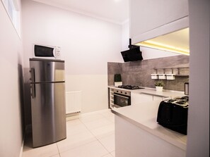 Apartment, 1 Queen Bed with Sofa bed (9) | Private kitchen | Full-size fridge, oven, cookware/dishes/utensils