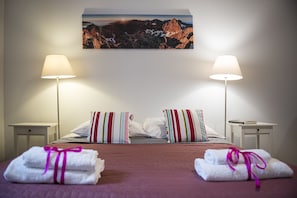 Apartment, Multiple Beds (3) | Individually decorated, individually furnished, iron/ironing board