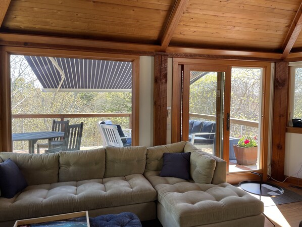 Smart TV, fireplace, books, music library - Great location near town & beaches in West End quiet neighborhood Dog friendly!
(Provincetown)